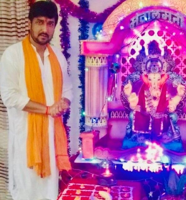 Sanjay Pandey posing in front of Lord Ganesha's idol