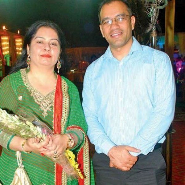 नवनीत सिकेरा अपनी पत्नी डॉ पूजा ठाकुर सेकेरा के साथ