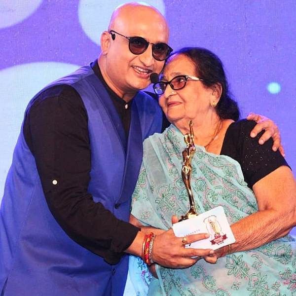 Awdhesh Mishra Received Best Supporting Actor Award with her mother (2018)
