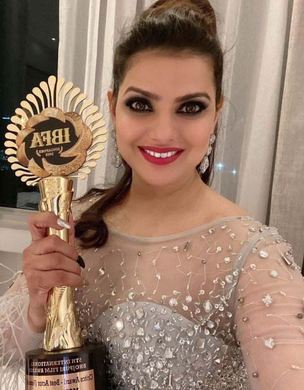 Madhu Sharma with the IBFA Critics Award for the Best Actress for the film “Maa Tujhe Salaam“ (2019)