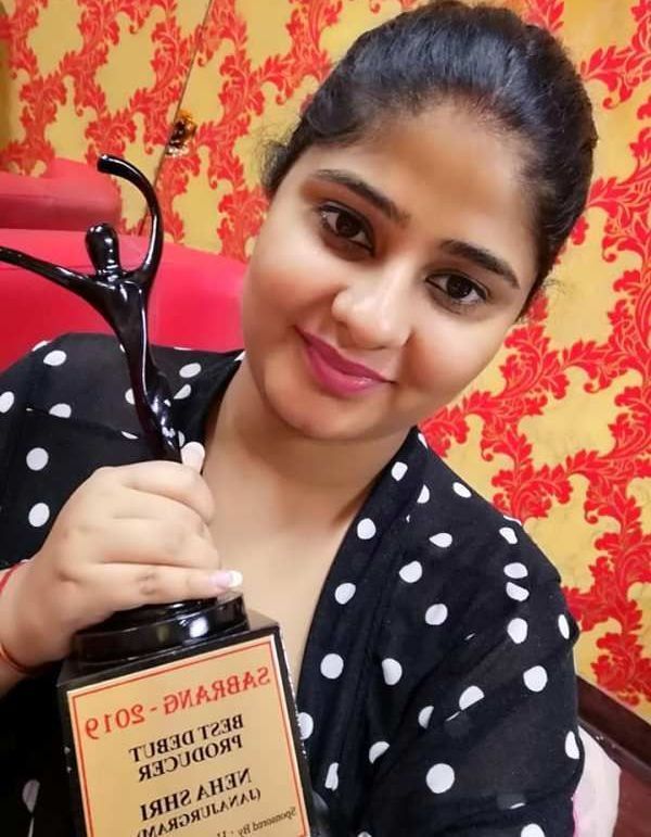 Neha Shree with the "Best Debut Producer award" for the Bhojpuri film "Chana Jor Garam" (2019)