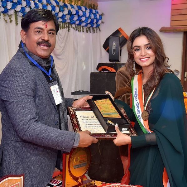 Rishikaa Singh Chandel with the "Rashtriya Prernadoot Award" (2021)