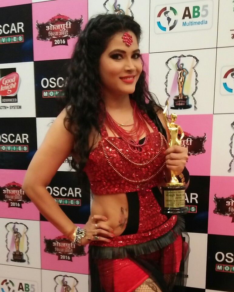 Seema Singh with the "Best Item Queen Award" at the Bhojpuri Film Awards (2016)