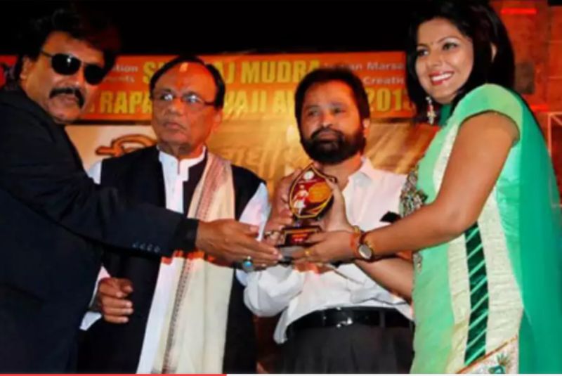 Smrity Sinha with the Shivraj Mudra Chhatrapati Award 2017