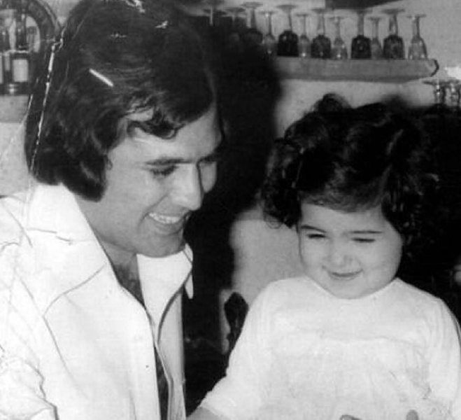 A Childhood Photo of Twinkle Khanna with her father Rajesh Khanna