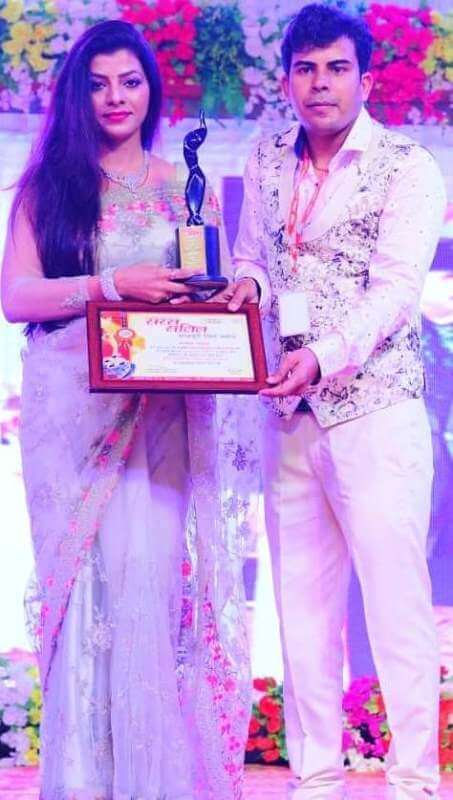Kanak Yadav with the Best Rising Actress Award 2021