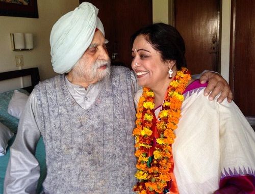 Kirron Kher with her father Thakhar Singh Sandhu