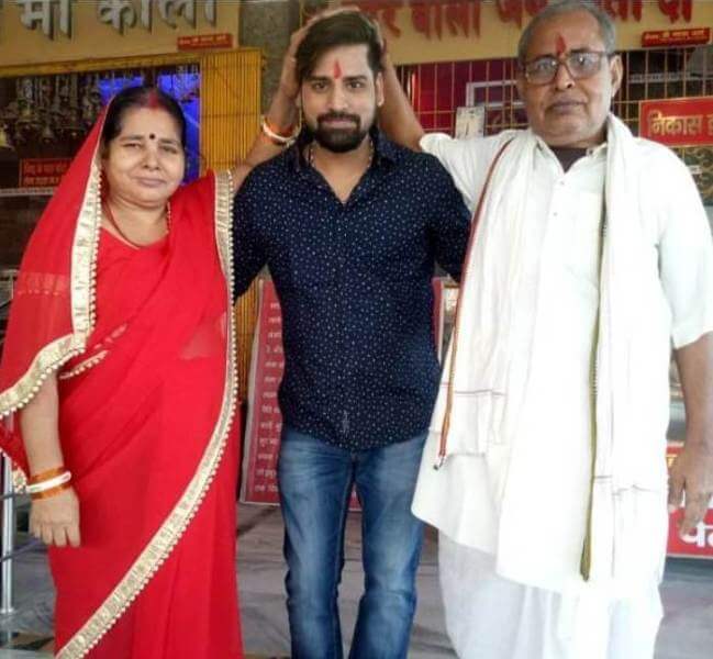 Rakesh Mishra with his parents