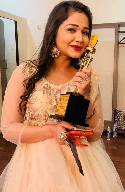 Sneh Upadhya with the Green Cinema Award for the Best New Voice of Album for the song “Hello Koun“ (2020)