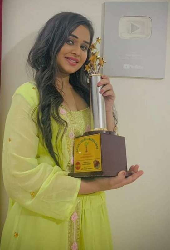 Sneh Upadhya with the 'YouTube Queen Award' for the 'Green Cinema Award' 2021