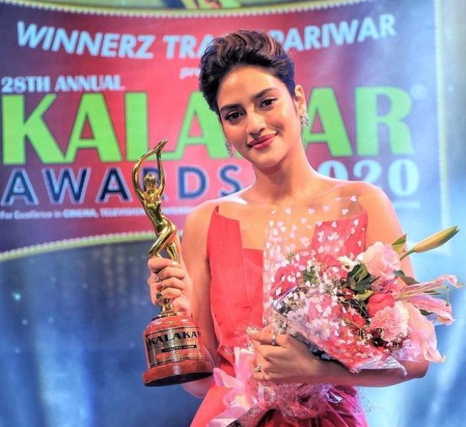 Nusrat Jahan with the Youth Icon Award 2020