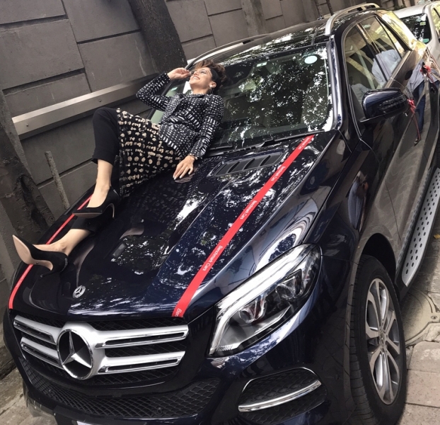 Taapsee Pannu with her Mercedes car