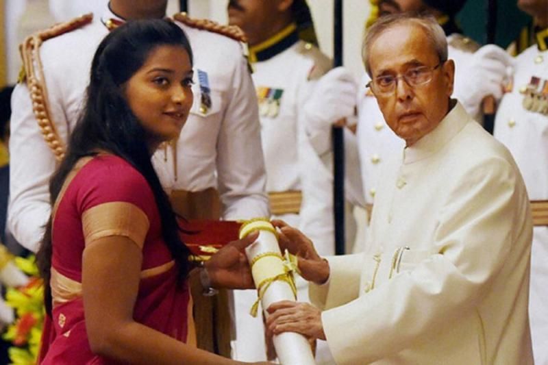 Deepika Kumari recived Padma Shri from president Pranab Mukherjee in 2016