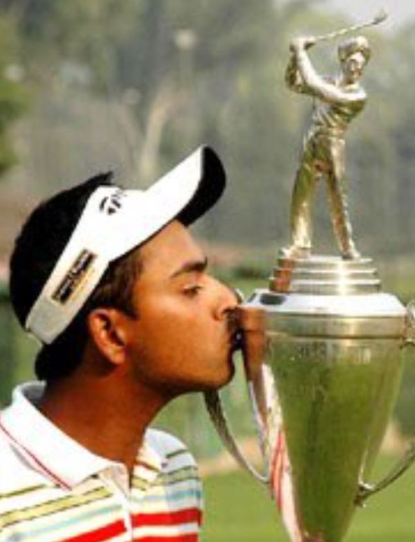 Anirban Lahiri while kissing his trophy at Chandigarh 2006