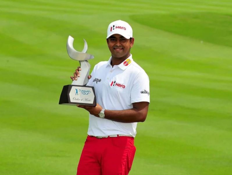 Anirban Lahiri with Asian Tour Order of Merit Trophy