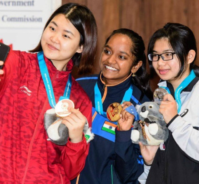 Elavenil Valarivan with a gold medal at the 2018 ISSF Junior World Cup