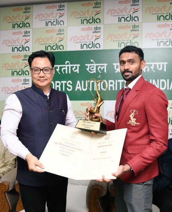 Mohammad Anas receiving the Arjuna Award from sports minister Kiren Rijiju
