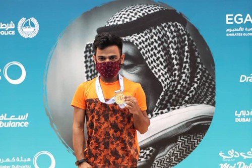 Krishna Nagar posing with the gold medal after winning Dubai Para Badminton International 2020