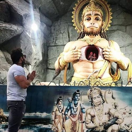 Manoj Patil with an idol of Lord Hanumana