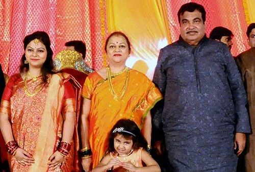 Nitin Gadkari with his wife (C) and daughter (L)