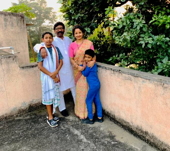 Hemant Soren with his wife and kids