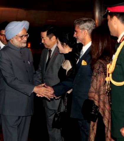 Manmohan Singh Being Received By S Jaishankar