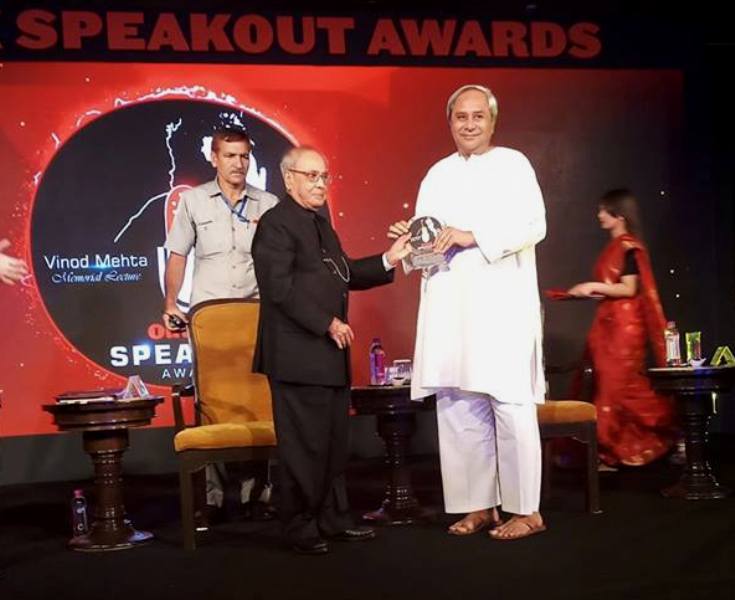 Naveen Patnaik receiving the best AdministratOr Of The Year Award By Pranab Mukherjee