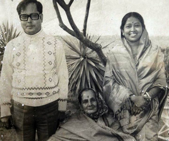 Pranab Mukherjee with his wife and mother