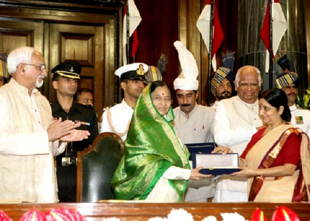 Sushma Swaraj Presented with the OutstandingParliamentaRian Award