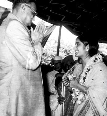 Sushma Swaraj with Devi Lal after taking oath as the Haryanas Education Minister