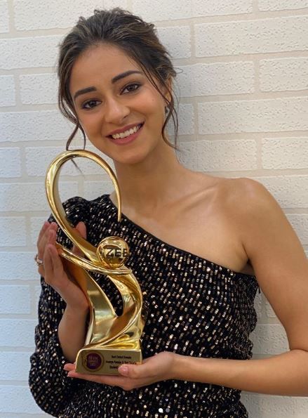 Ananya Pandey reciving the Zee Sine Award 2019