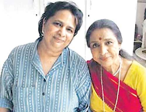 Asha Bhosle with her daughter Varsha Bhosle