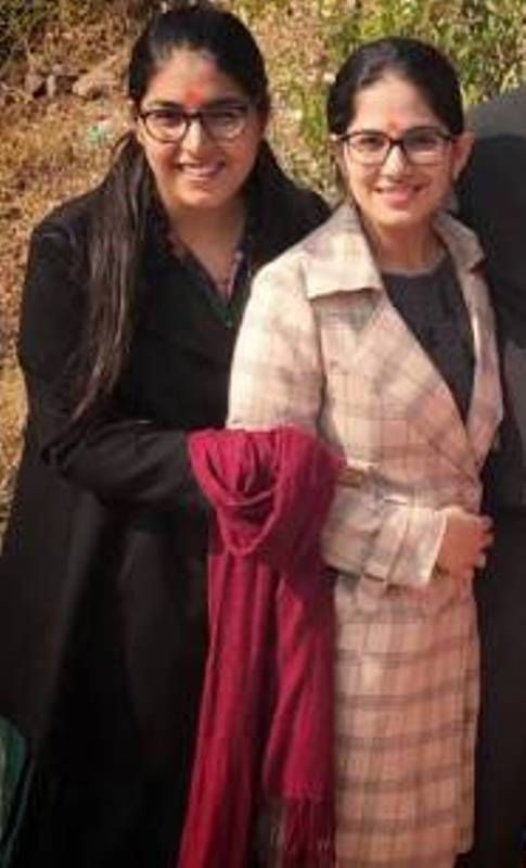 Jaya Kishori with her sister