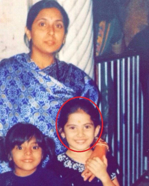 Jaya Kishori's childhood photo with her mother and sister