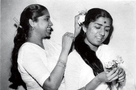 Lata Mangeshkar (right) and Asha Bhosle (left)