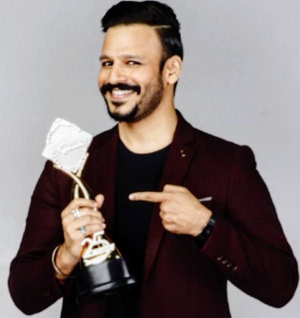 Vivek Oberoi recived the Zee Rishtey Award