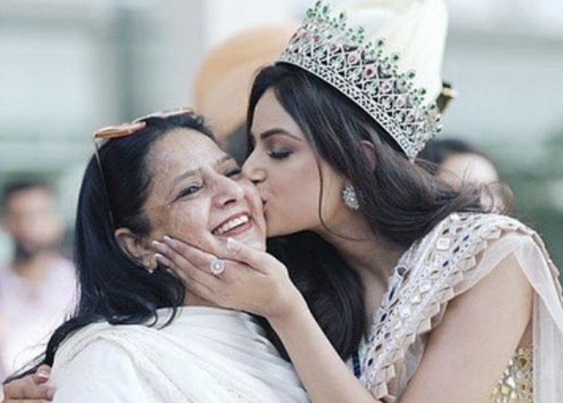 Harnaaz Sandhu with her mother