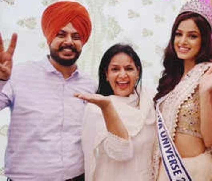 Harnaaz Sandhu with her mother and brother