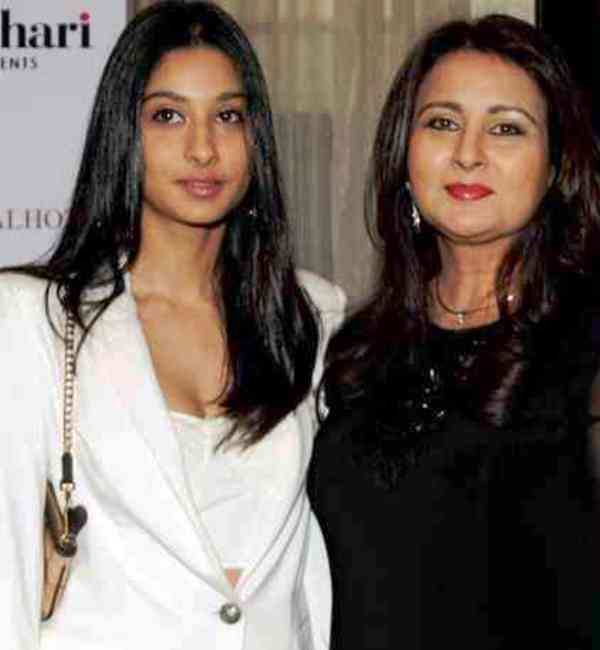 Poonam Dhillon with her daughter