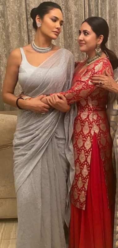 Esha Gupta with her sister