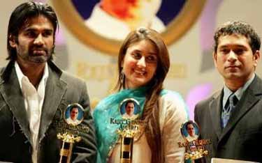 Suniel Shetty received award with Kareena Kapoor and Sachin Tendulkar