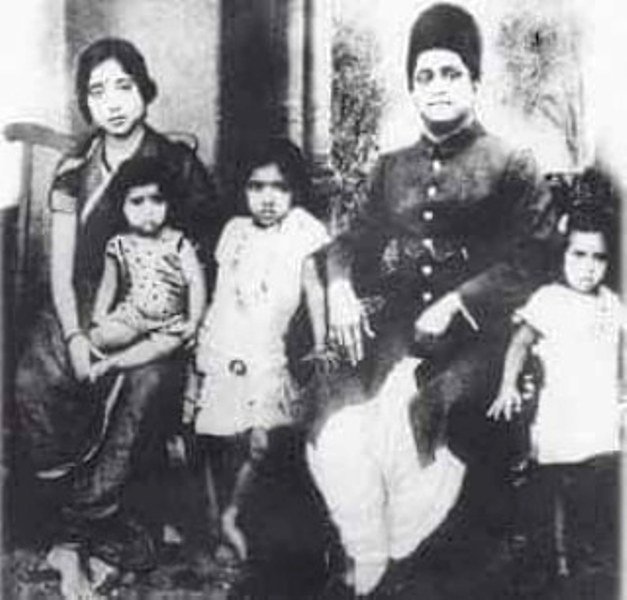 (From Left to Right) Shevanti Mangeshkar (Wife), Asha (on her mother’s lap), Lata Mangeshkar, Master Deenanath Mangeshkar, and Meena