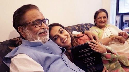 Hridaynath Mangeshkar with his daughter and wife