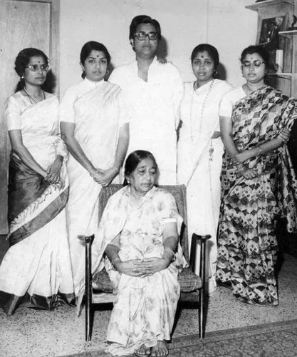 Hridaynath Mangeshkar with his mother (sitting) and sisters