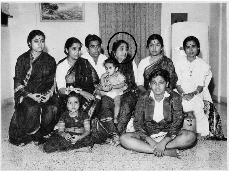 Usha Mangeshkar, Asha Mangeshkar, Hridayanath Mangeshkar, Shevanti Mangeshkar (encircled), Latha Mangeshkar & Meena Mangeshkar