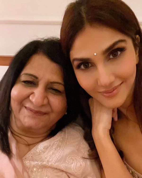 Vaani Kapoor with her mother