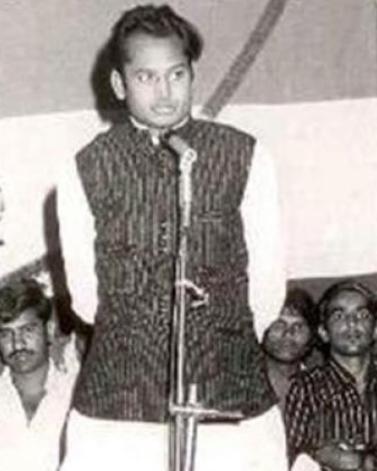 Ashok Gehlot Delivering A Speech In His Youth