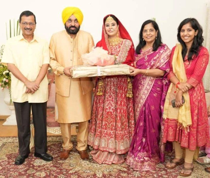 Bhagwant Mann marriage photo with Arvind Kejariwal family