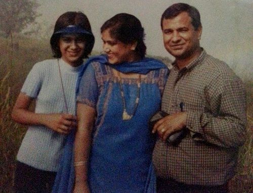 Nia Sharma with her parents