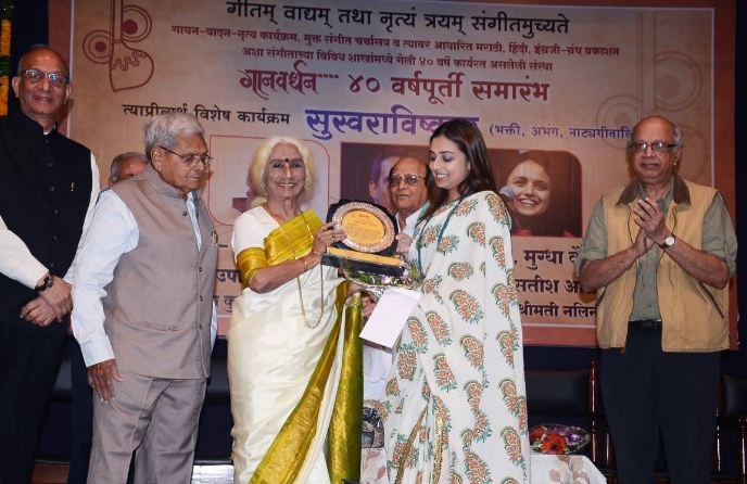 Radha Mangeshkar receiving an award from a music association